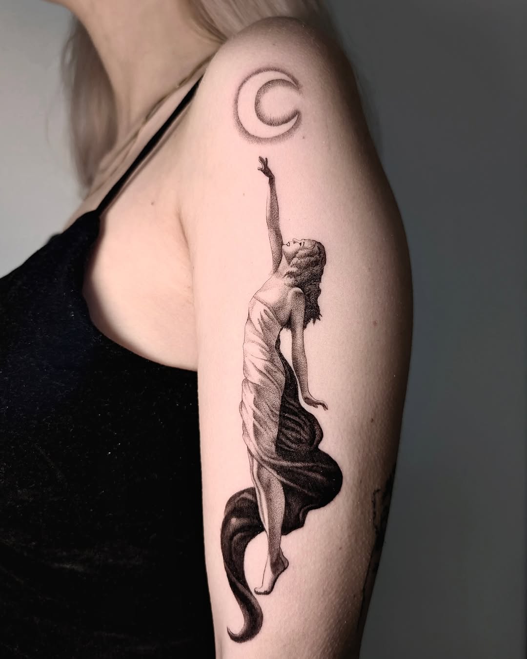 Tatuaż kobiety z księżycem na ramieniu — realistyczny, Gabriel, Kraków
