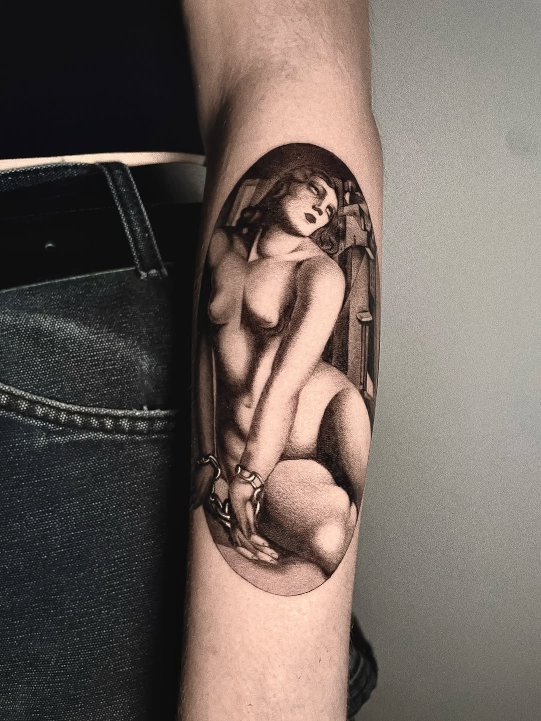 Tatuaż: postać kobieca · naga. Wykonał Gabriel (Kraków). Otwórz zdjęcie w profilu.