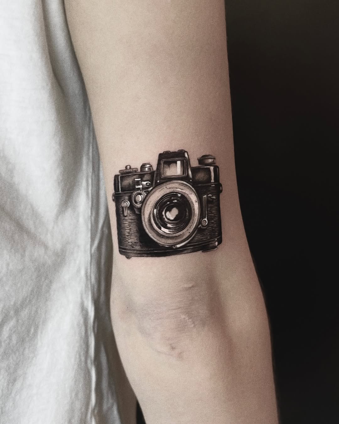 Tatuaż: aparat fotograficzny · sprzęt fotograficzny. Wykonał Gabriel (Kraków). Otwórz zdjęcie w profilu.