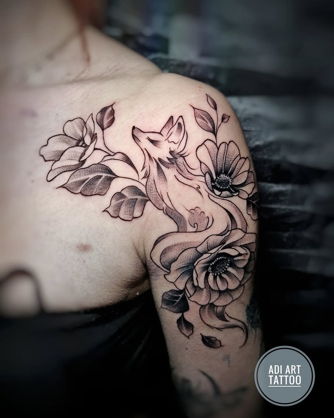 Tatuaż: lis · róża. Wykonał Adi (Kraków). Otwórz zdjęcie w profilu.