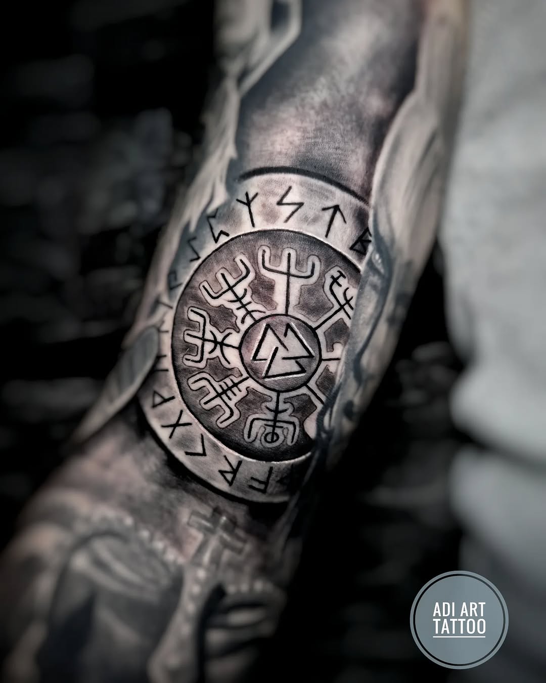 Tatuaż: symbol · runa. Wykonał Adi (Kraków). Otwórz zdjęcie w profilu.