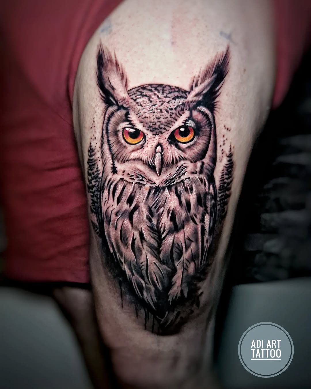 Tatuaż: sowa · ptak. Wykonał Adi (Kraków). Otwórz zdjęcie w profilu.
