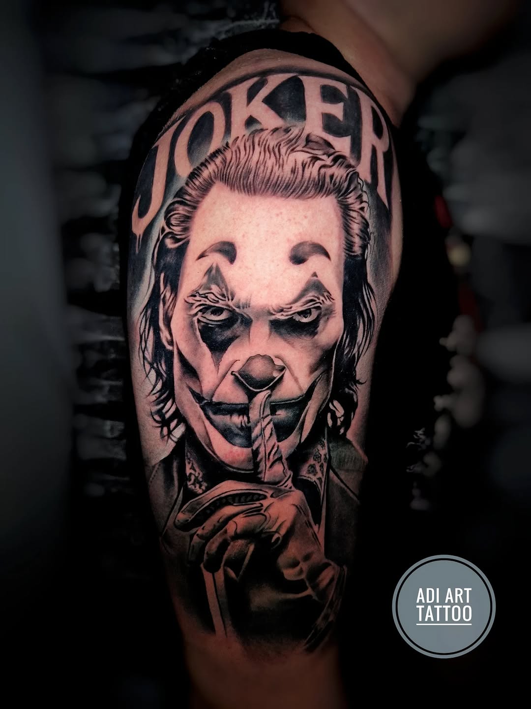 Tatuaż Jokera na ramieniu — realistyczny, Adi, Kraków