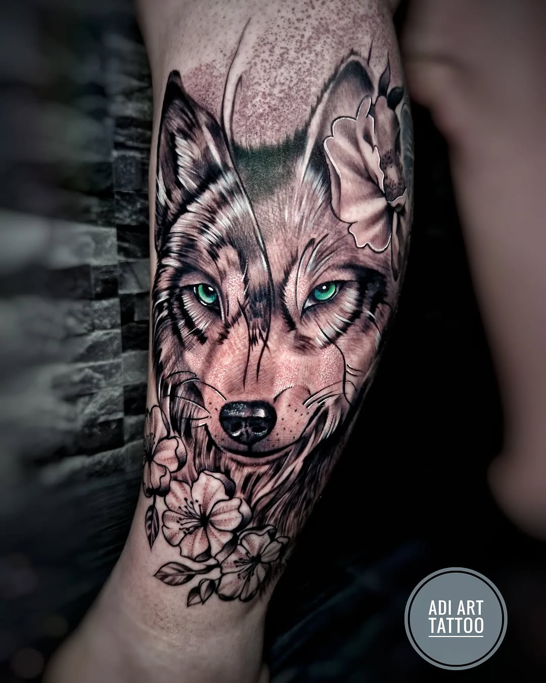 Tatuaż: wilk · kwiat. Wykonał Adi (Kraków). Otwórz zdjęcie w profilu.