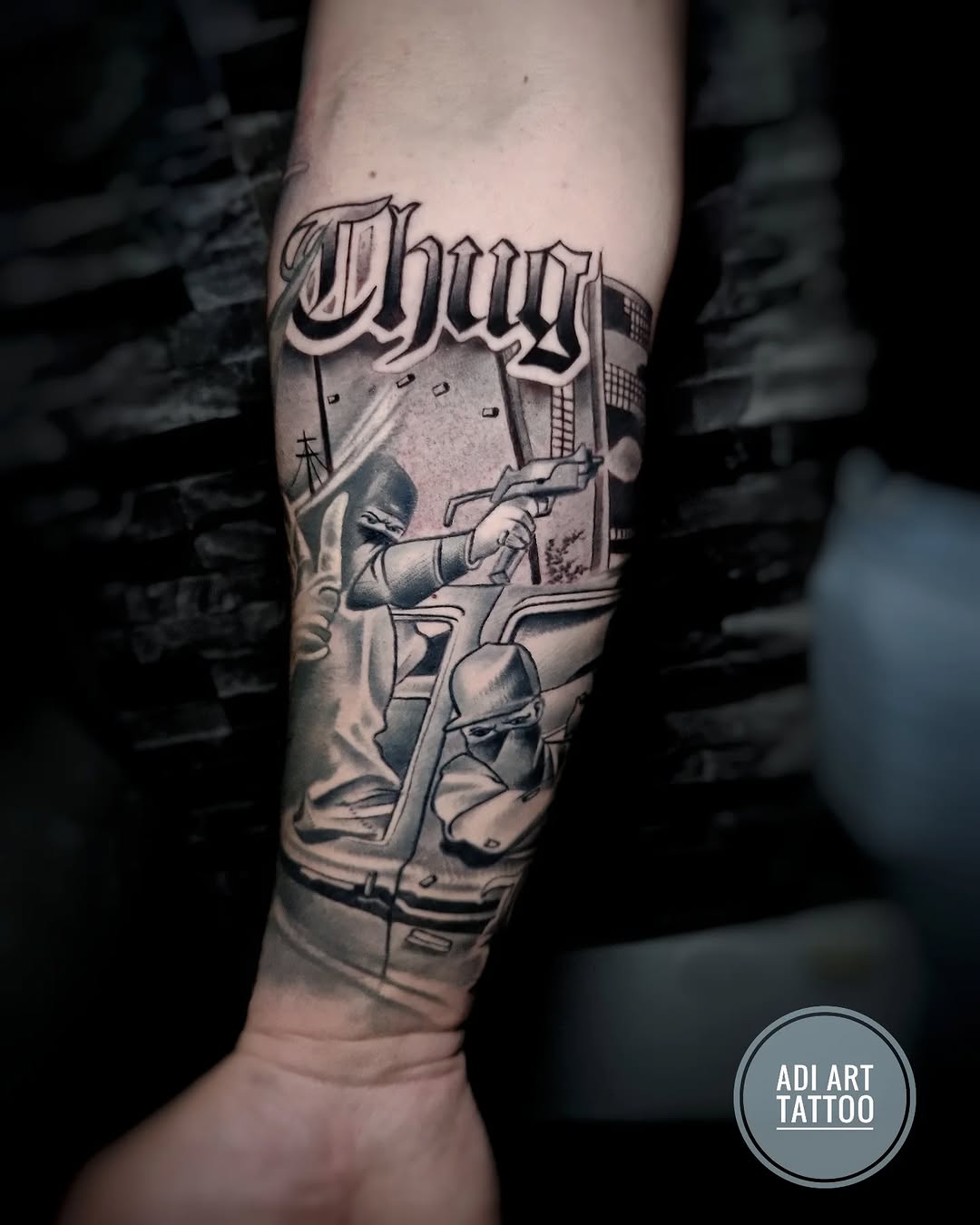 Tatuaż: postać · broń. Wykonał Adi (Kraków). Otwórz zdjęcie w profilu.