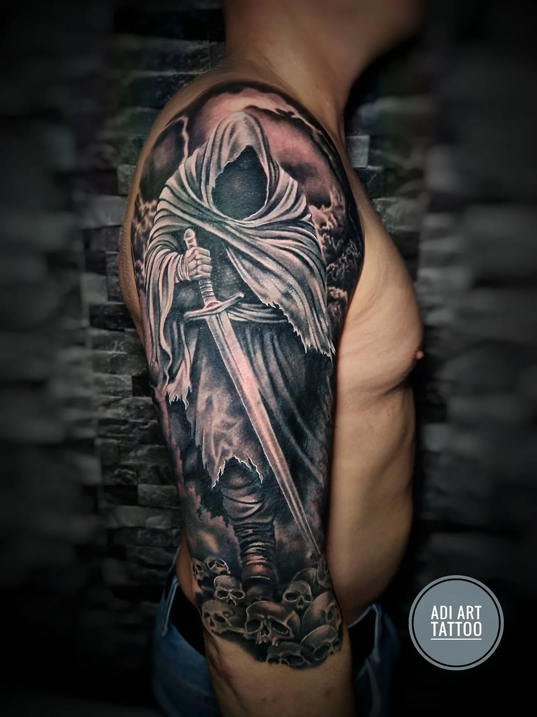 Tatuaż: śmierć · szkielet. Wykonał Adi (Kraków). Otwórz zdjęcie w profilu.