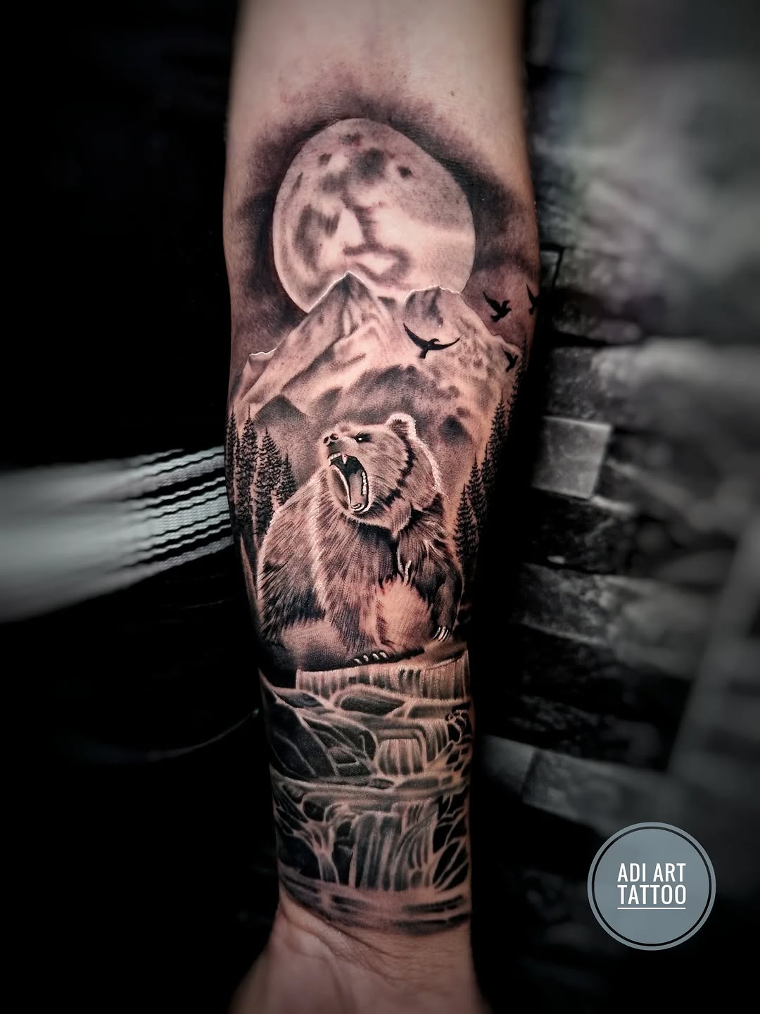 Tatuaż niedźwiedzia na przedramieniu — realistyczny, Adi, Kraków