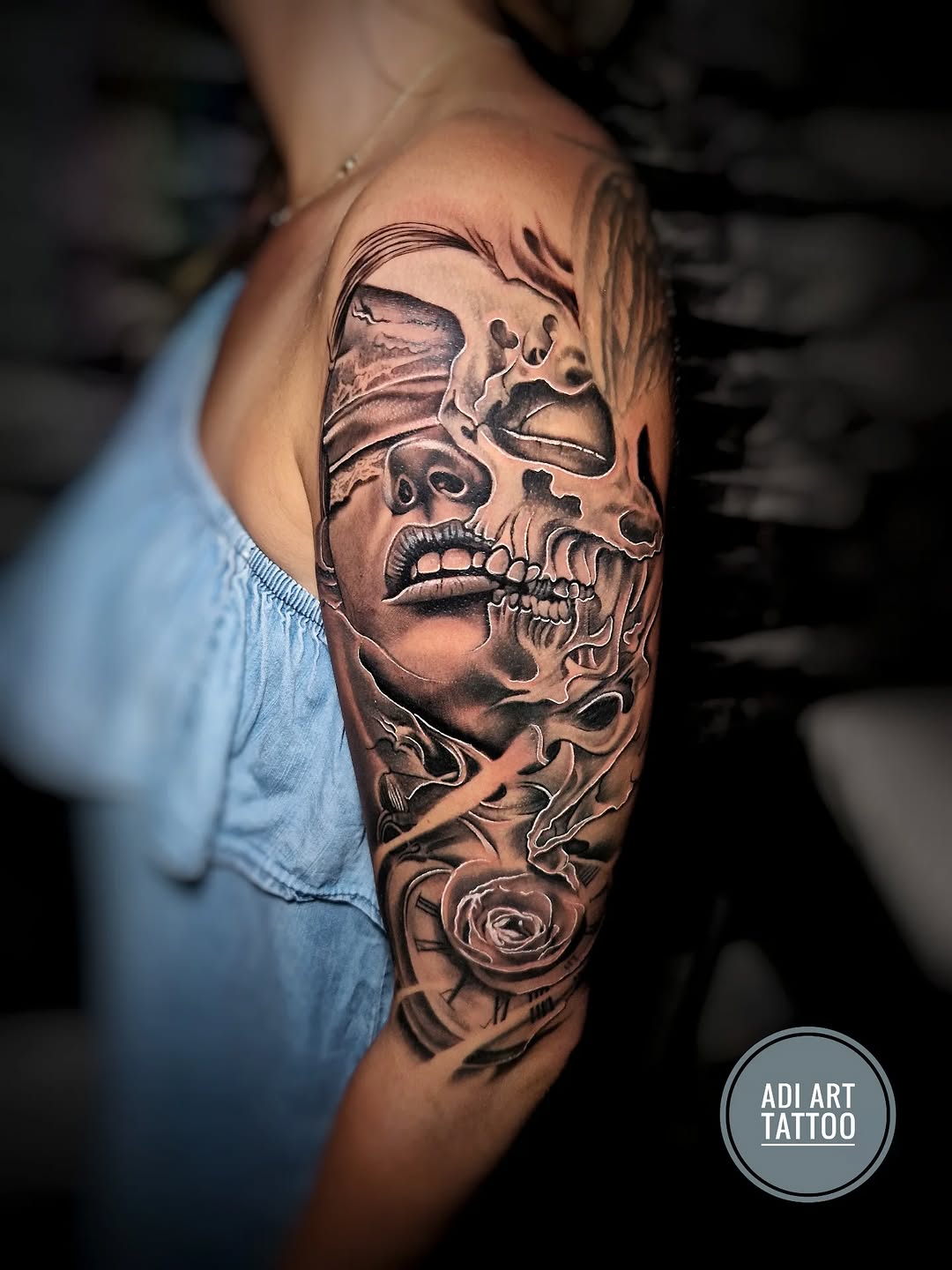 Tatuaż: czaszka · róża. Wykonał Adi (Kraków). Otwórz zdjęcie w profilu.