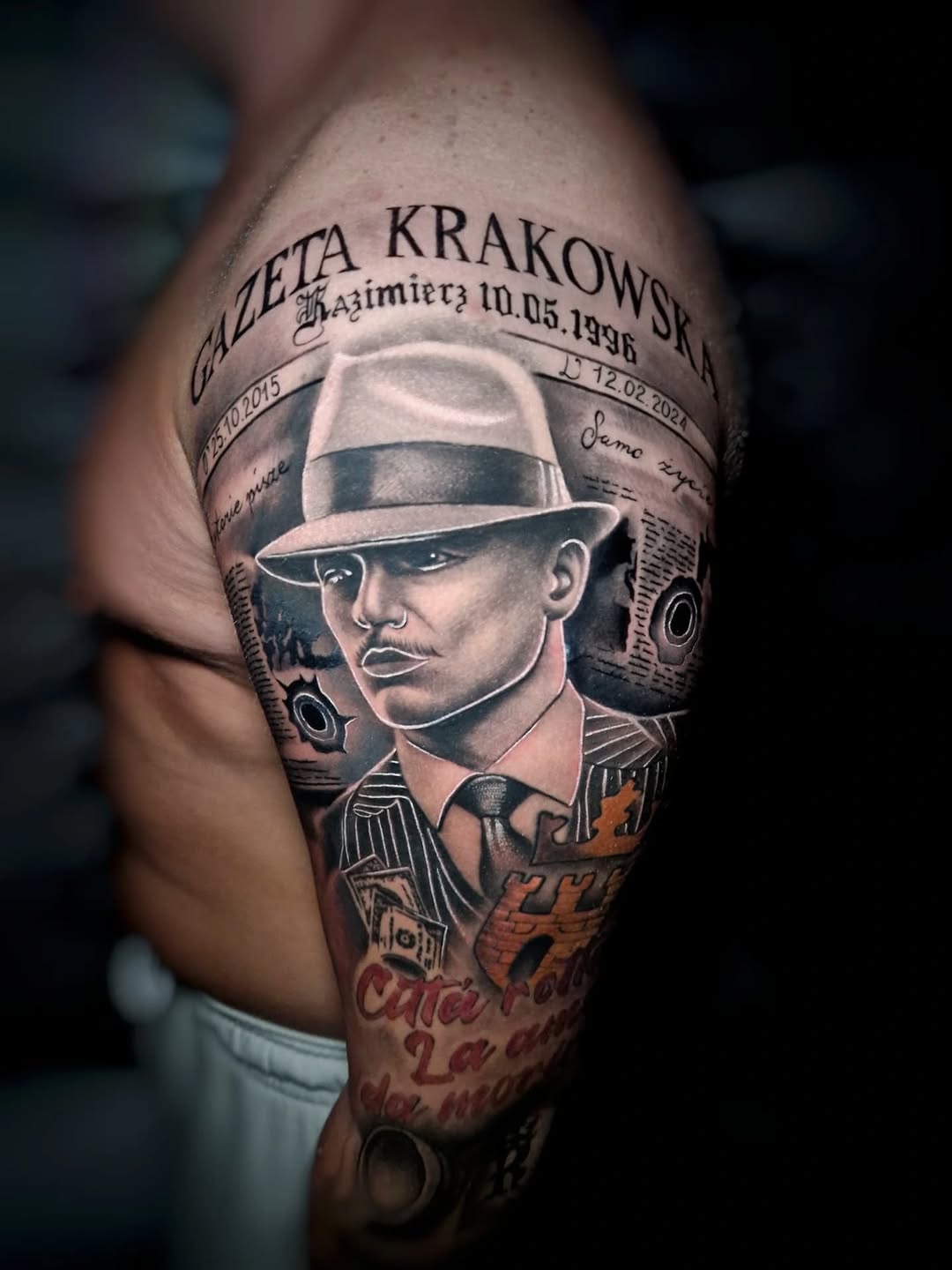 Tatuaż: mężczyzna · portret. Wykonał Adi (Kraków). Otwórz zdjęcie w profilu.