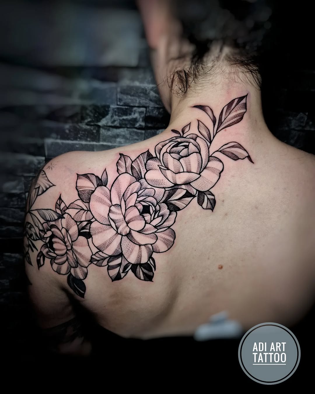 Tatuaż róża na ramieniu — styl ilustracyjny, Adi, Kraków