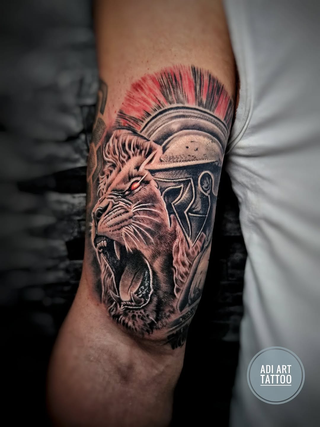 Tatuaż: lew · hełm. Wykonał Adi (Kraków). Otwórz zdjęcie w profilu.