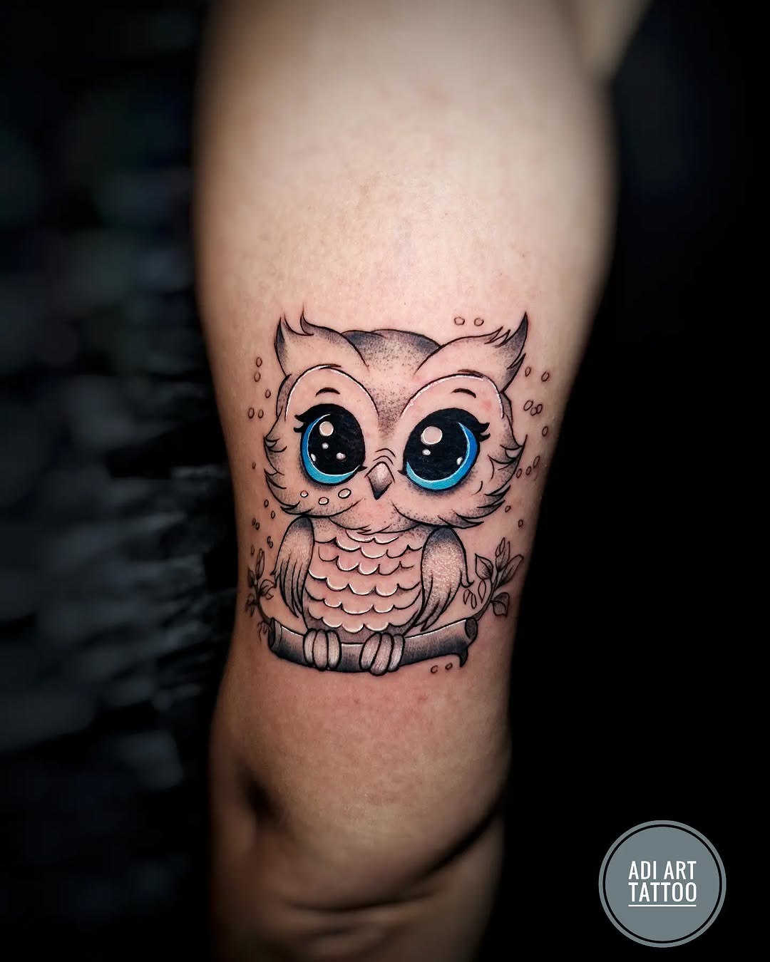 Tatuaż: sowa · ptak. Wykonał Adi (Kraków). Otwórz zdjęcie w profilu.