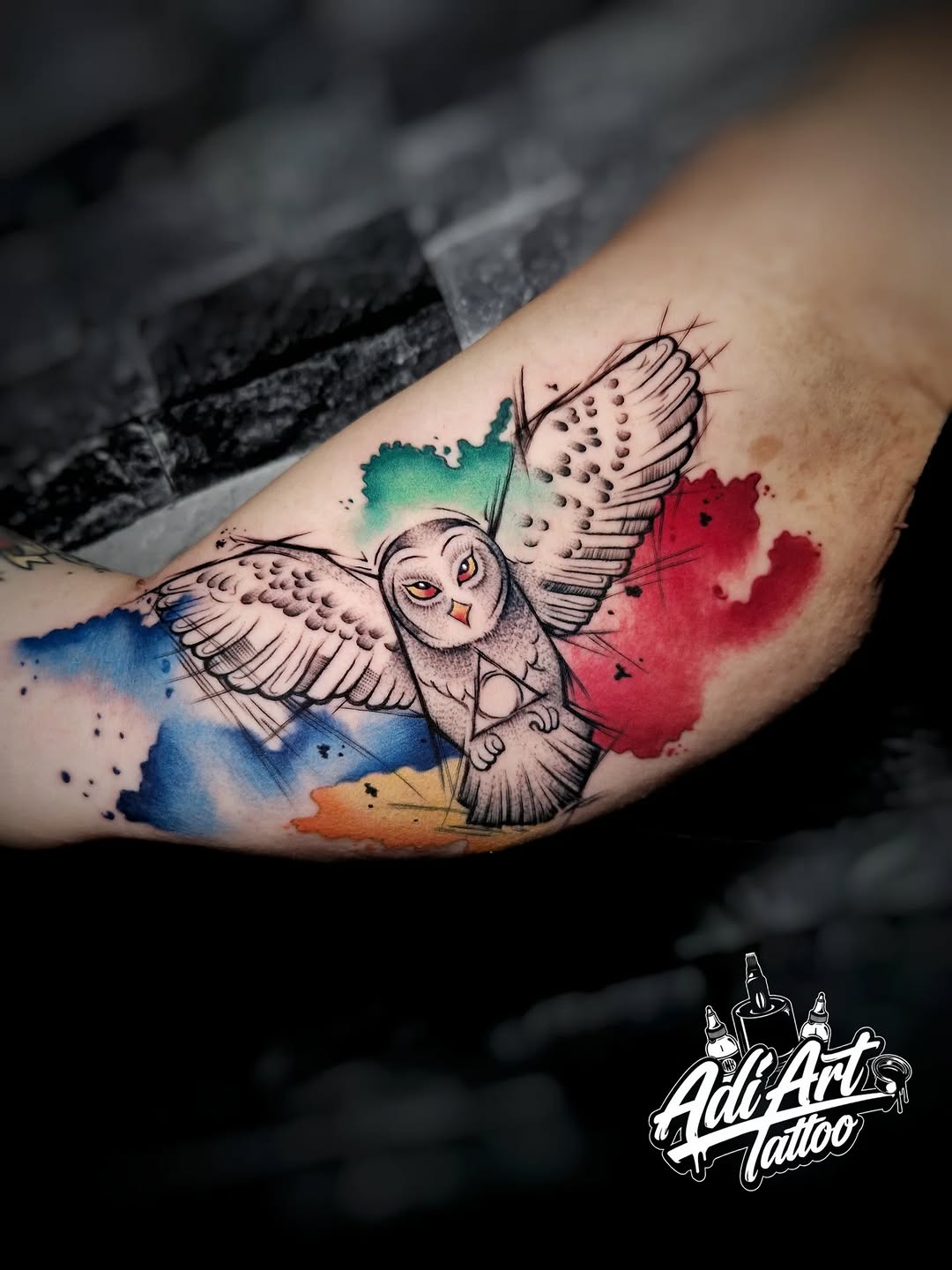 Tatuaż: sowa · ptak. Wykonał Adi (Kraków). Otwórz zdjęcie w profilu.