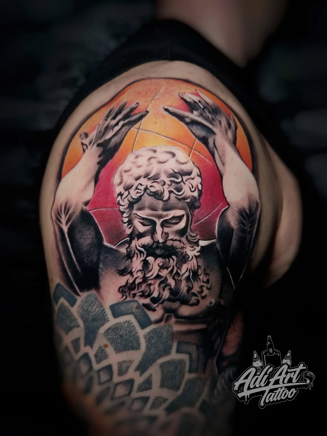 Tatuaż mitologicznego boga na ramieniu — realistyczny, Adi, Kraków