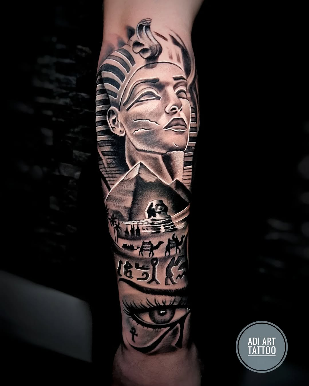Tatuaż: faraon · piramida. Wykonał Adi (Kraków). Otwórz zdjęcie w profilu.