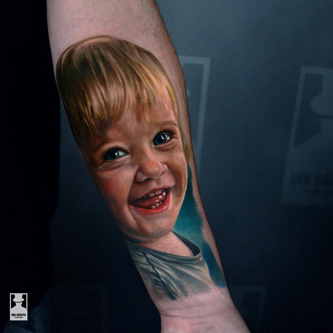 Tatuaż portret dziecka na przedramieniu — realistyczny, KID KUDI, Katowice