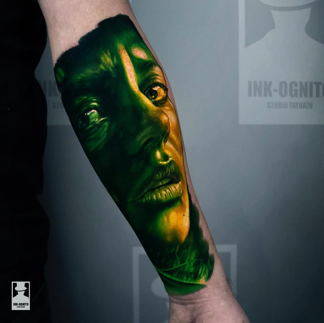 Tatuaż: twarz · portret. Wykonał KID KUDI (Kraków). Otwórz zdjęcie w profilu.