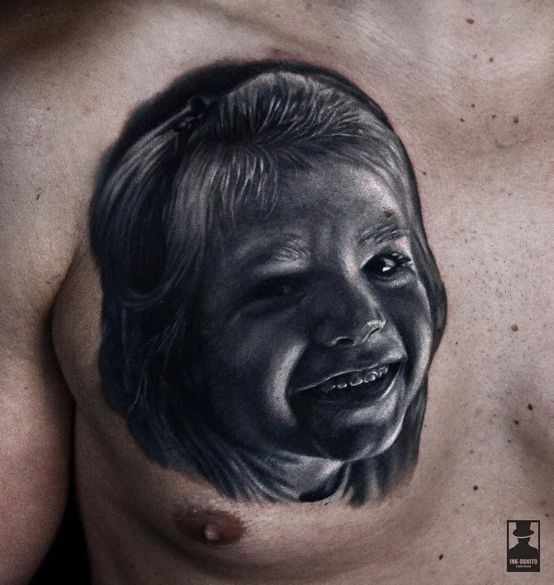 Tatuaż: portret · dziecko. Wykonał KID KUDI (Kraków). Otwórz zdjęcie w profilu.