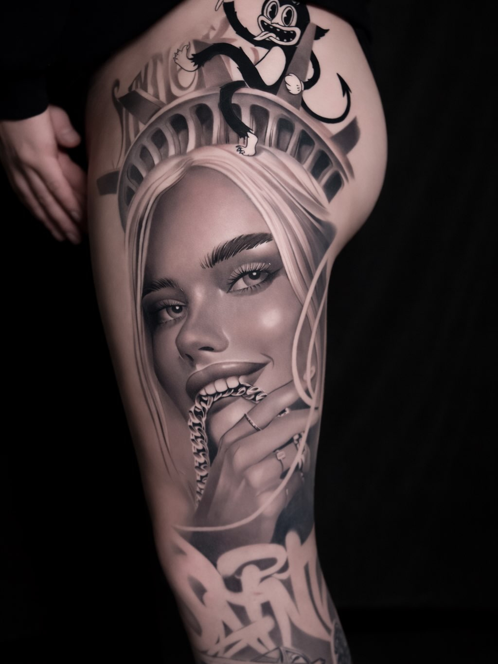 Tatuaż kobra na udzie — realistyczny, mace, Kraków