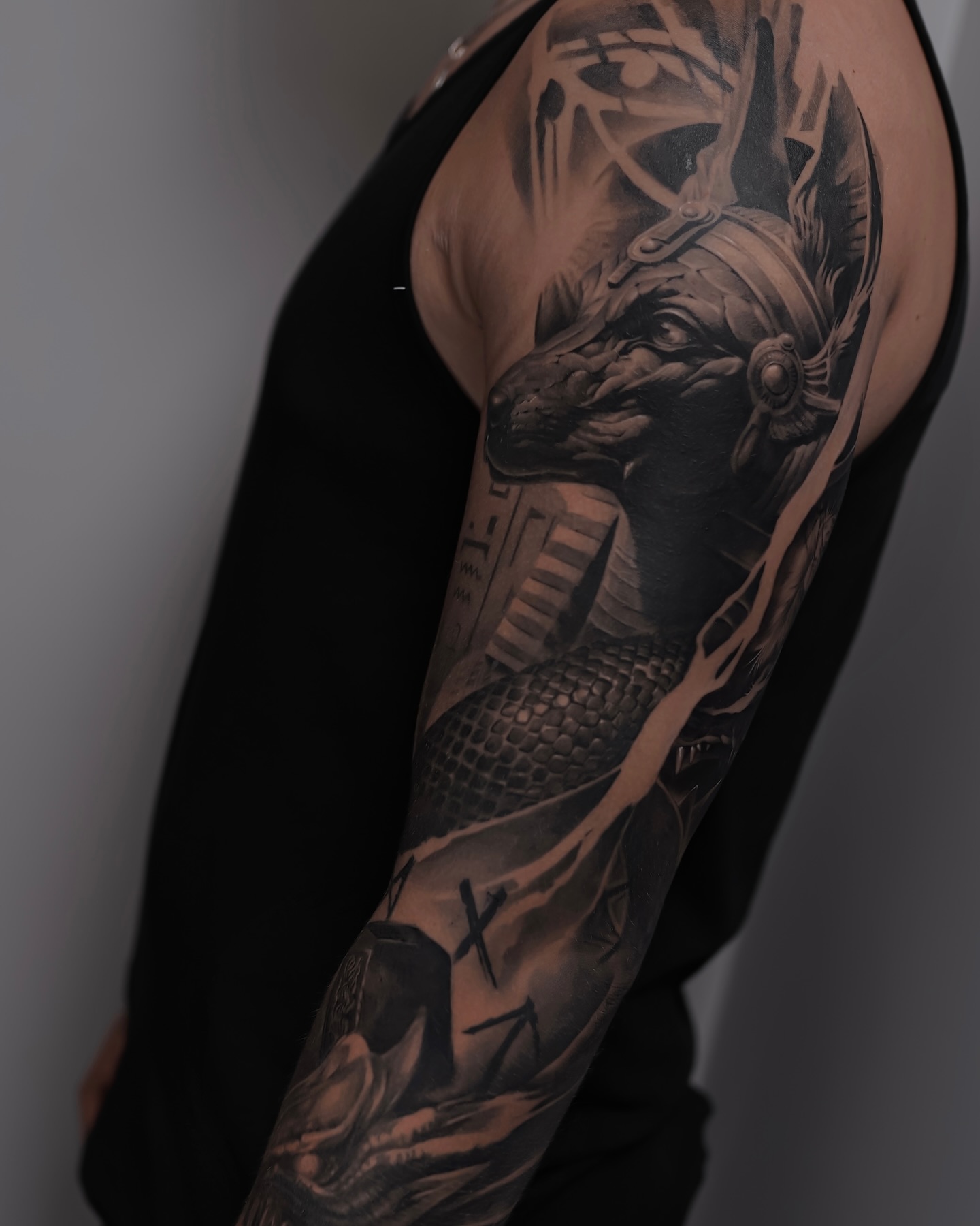 Tatuaż Anubisa i węża na ramieniu — realistyczny, mace, Kraków