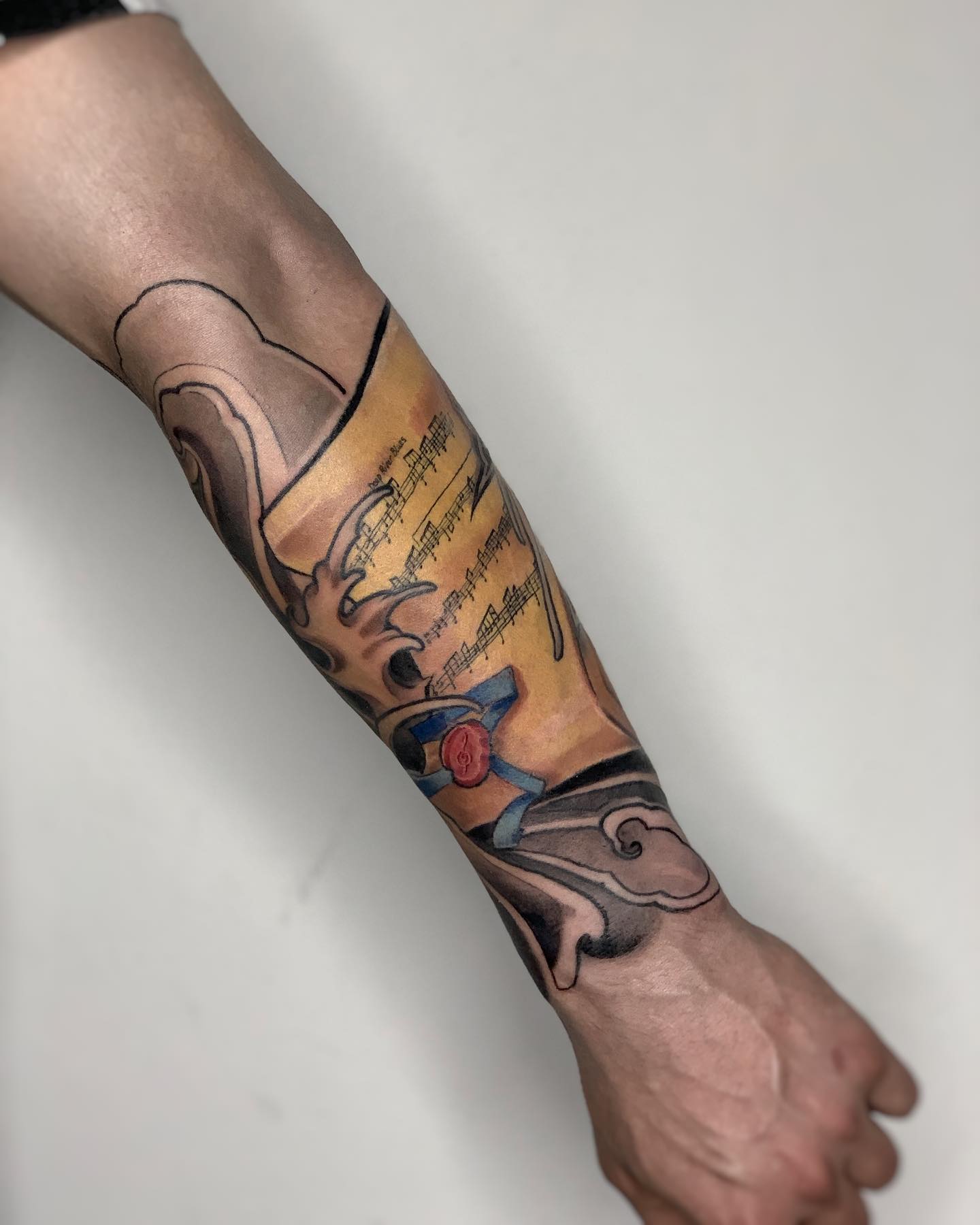 Tatuaż: nuty · wstążka. Wykonał mace (Kraków). Otwórz zdjęcie w profilu.