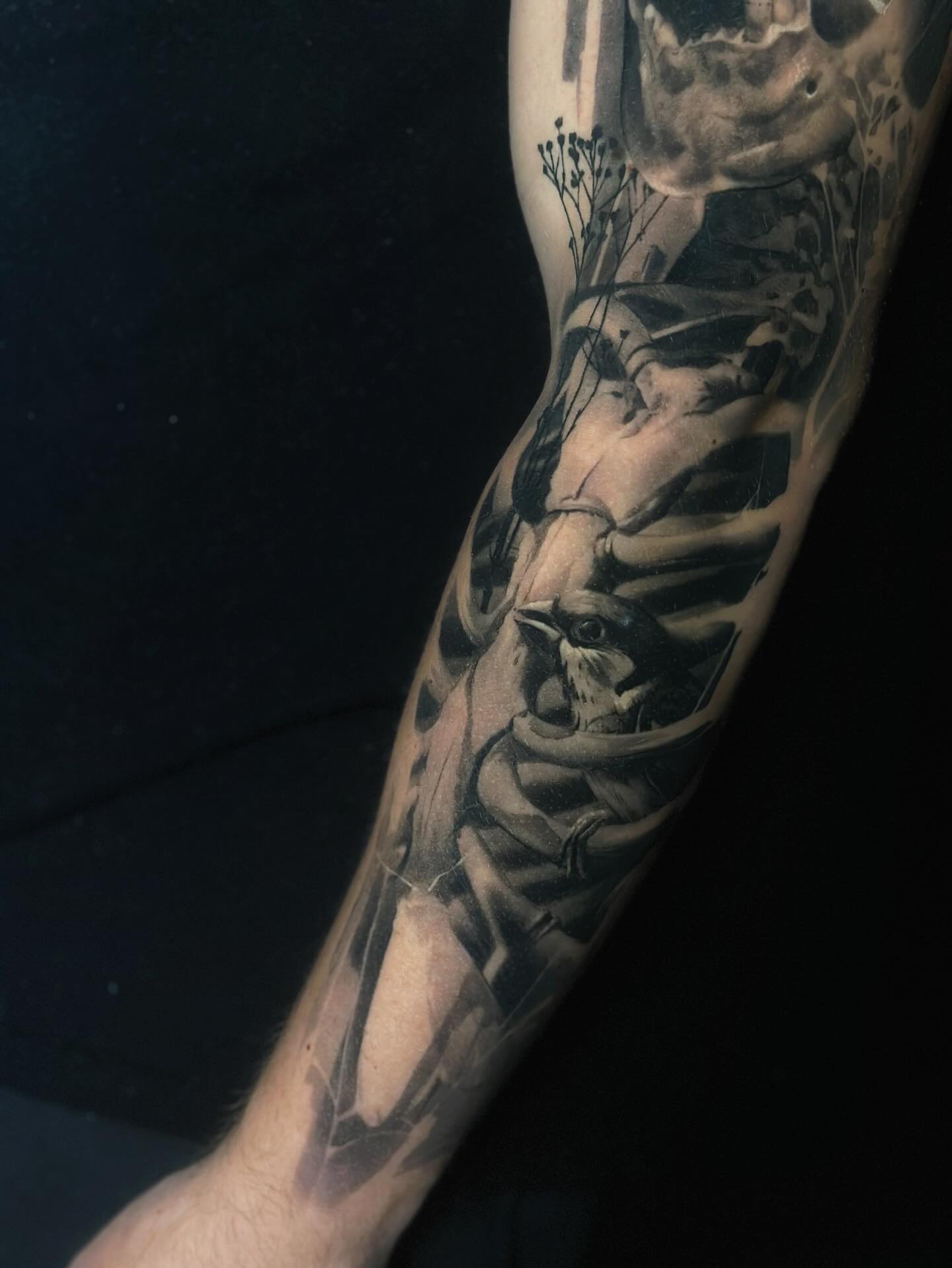 Tatuaż szkieletu i czaszki na przedramieniu — realistyczny, mace, Kraków