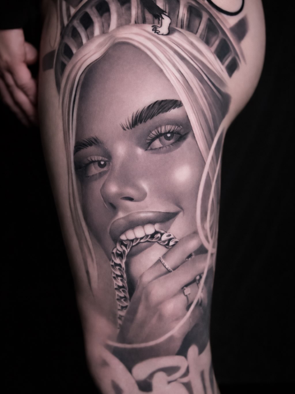 Tatuaż portret kobiety na udzie — realistyczny, mace, Kraków