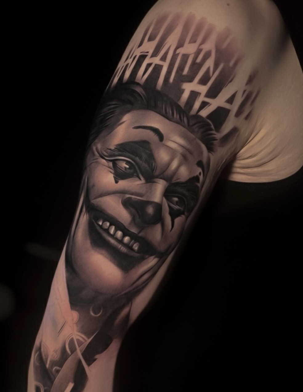 Tatuaż klauna na ramieniu — realistyczny, mace, Kraków