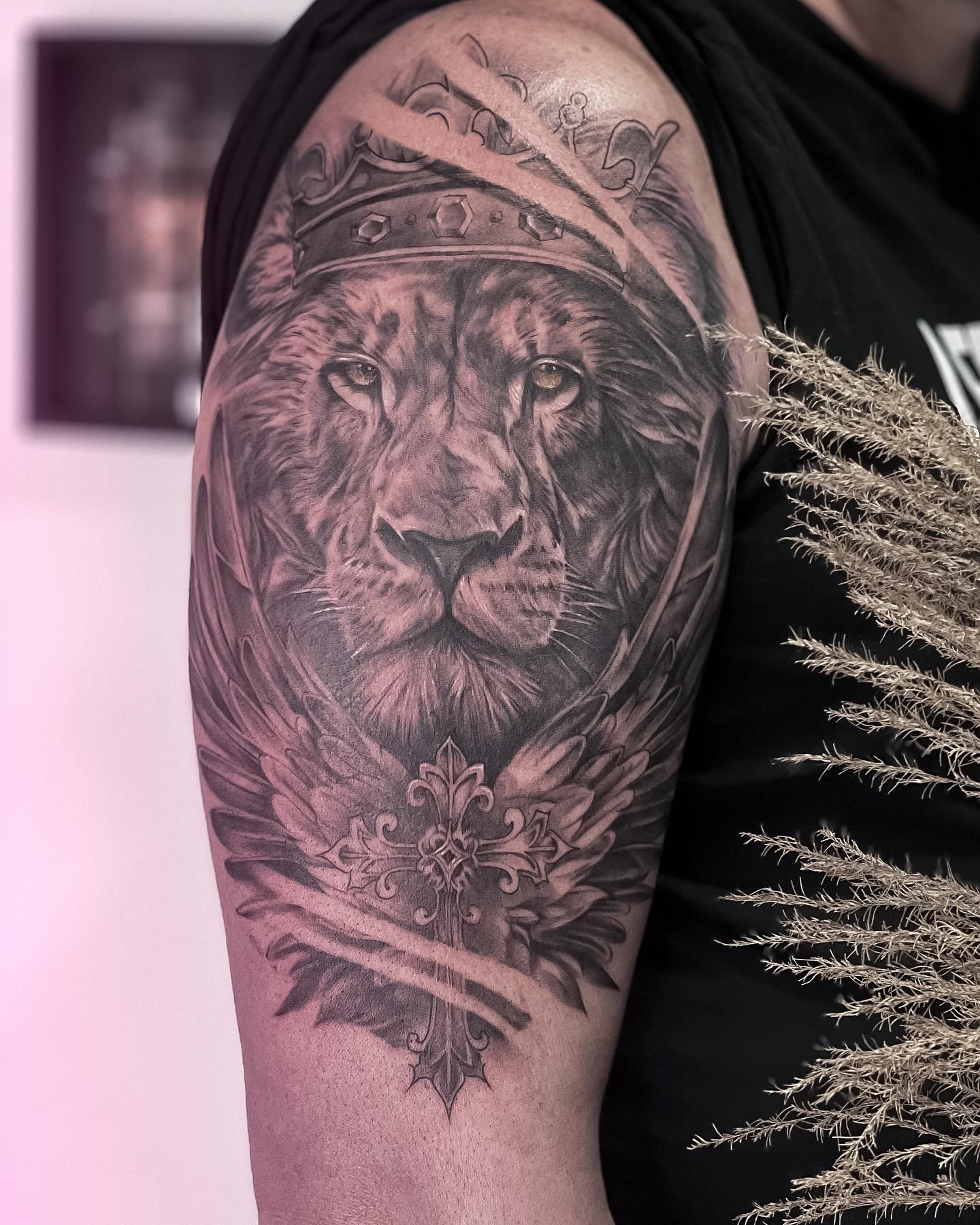 Tatuaż: lew · korona. Wykonał mace (Kraków). Otwórz zdjęcie w profilu.