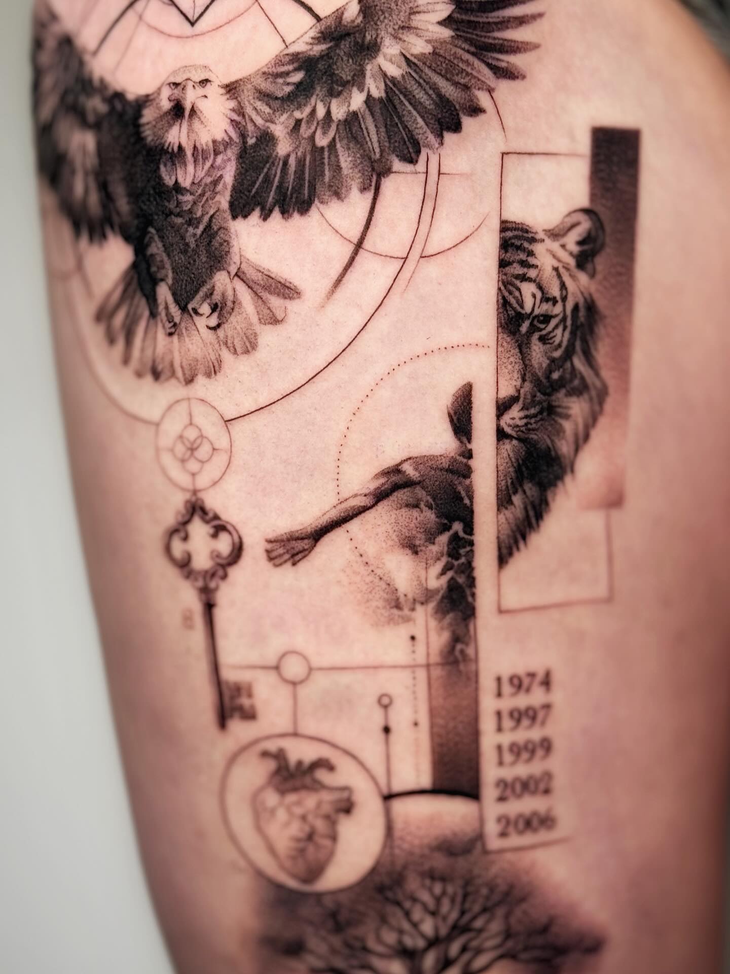 Tatuaż: orzeł · tygrys. Wykonał mace (Kraków). Otwórz zdjęcie w profilu.