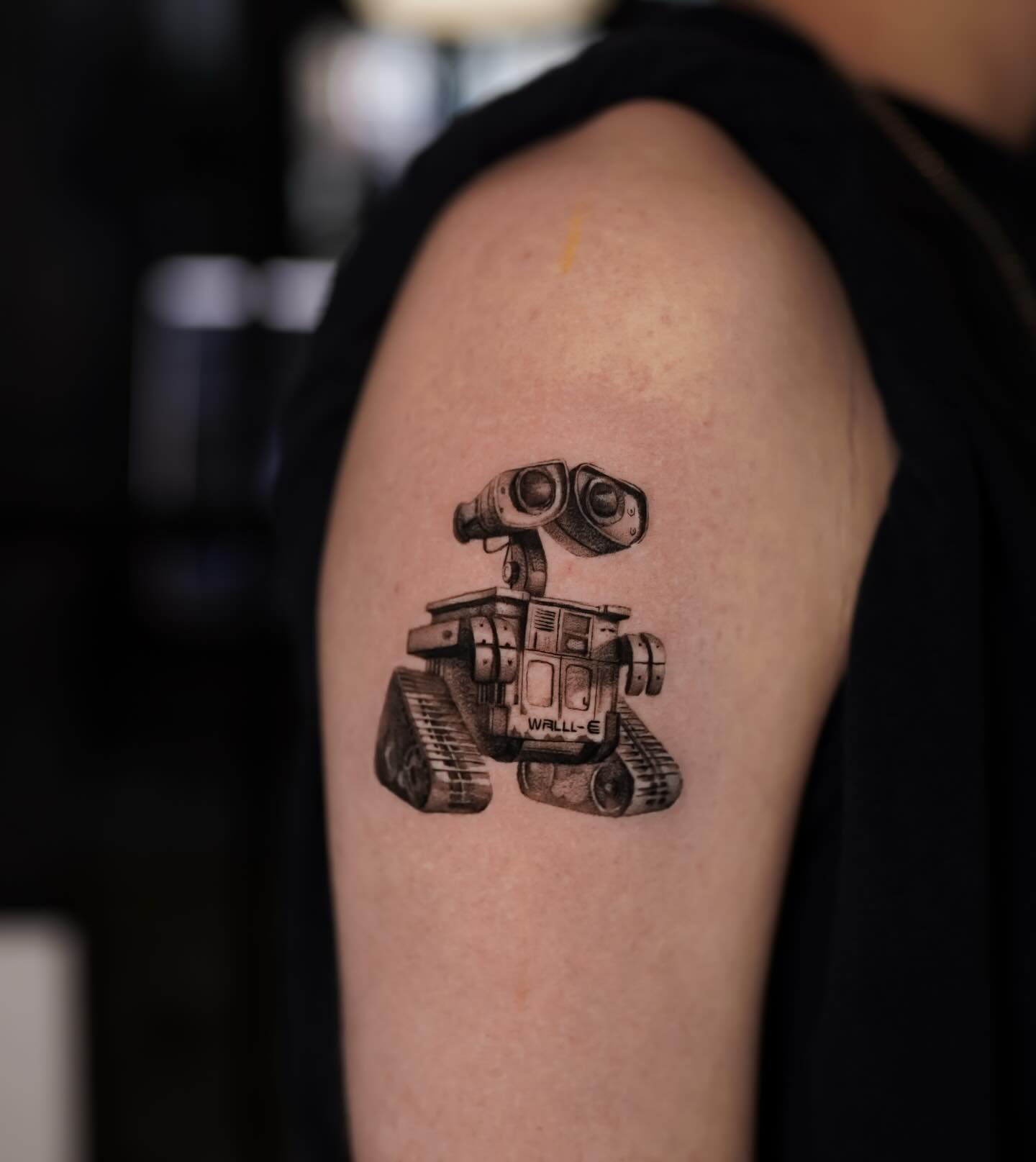Tatuaż robot WALL-E na ramieniu — realistyczny, mace, Kraków