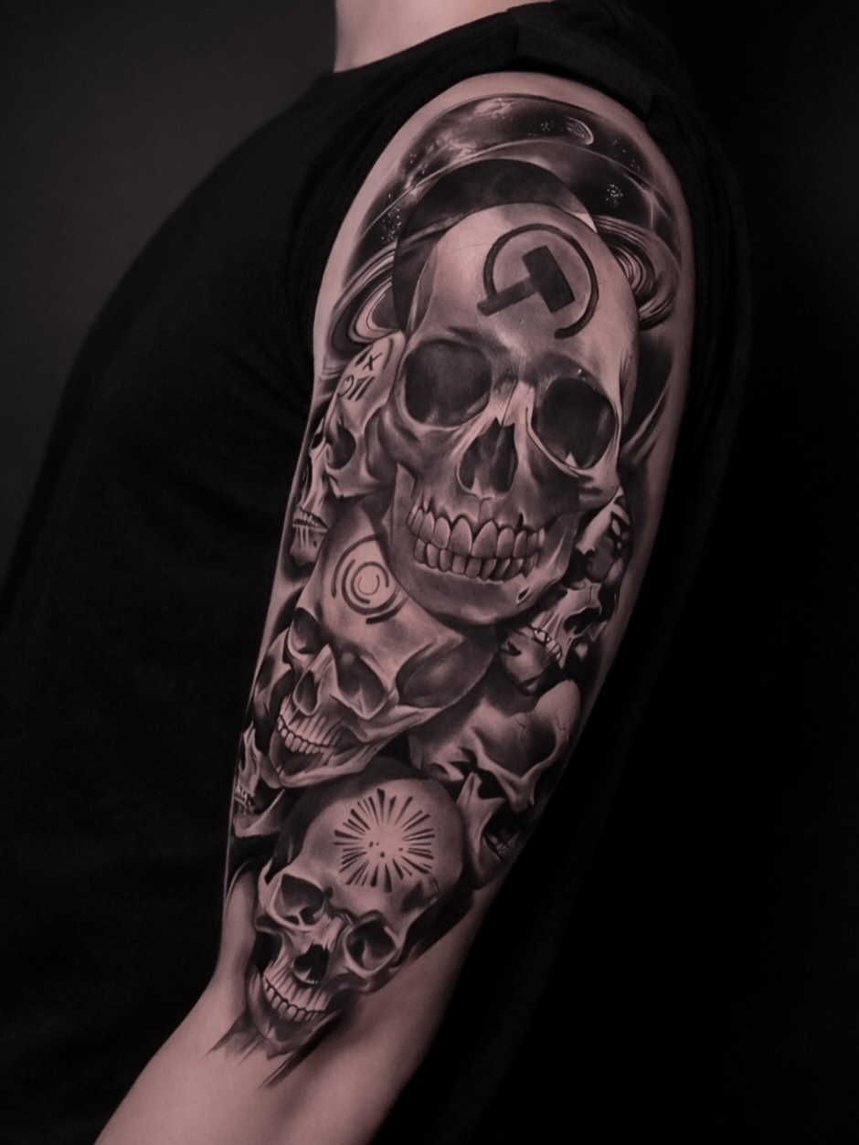Tatuaż czaszki na ramieniu — realistyczny, mace, Kraków