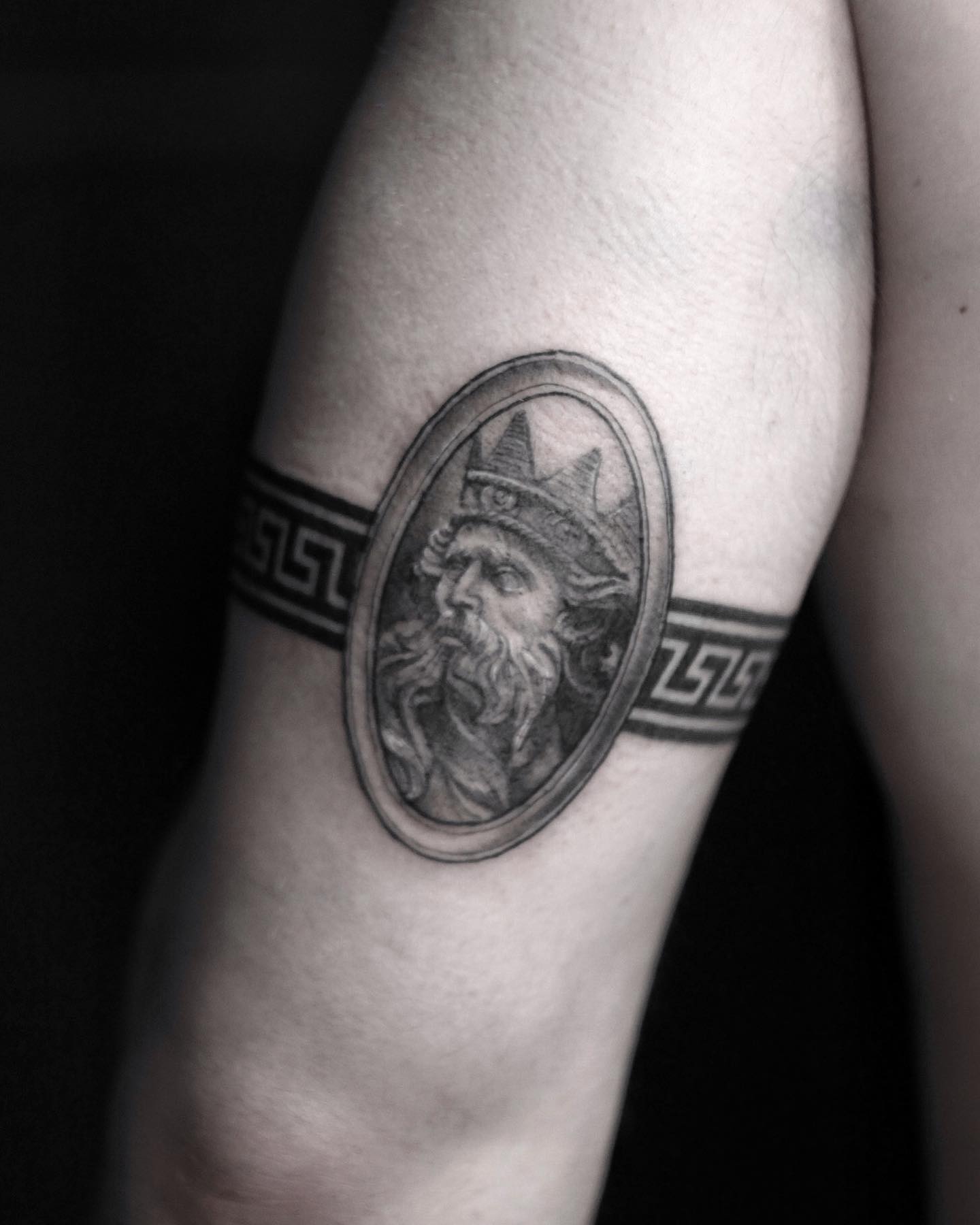 Tatuaż: król · portret. Wykonał mace (Kraków). Otwórz zdjęcie w profilu.