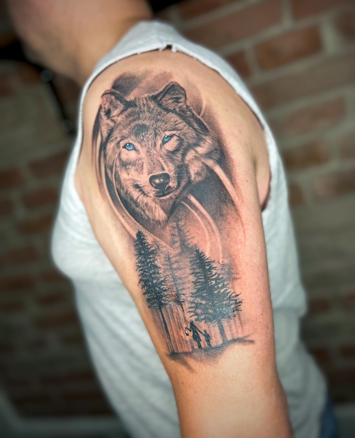 Tatuaż: wilka · las. Wykonał mace (Kraków). Otwórz zdjęcie w profilu.