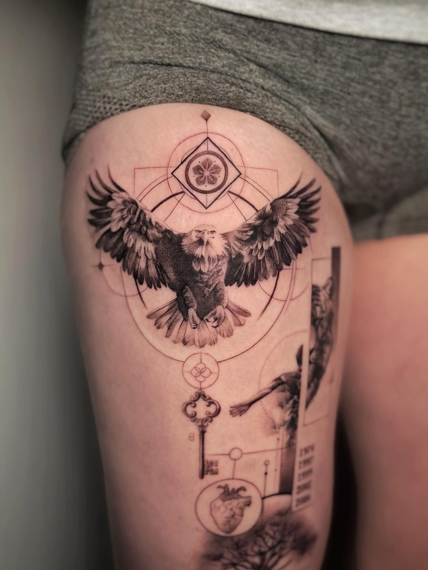 Tatuaż: orzeł · ptak. Wykonał mace (Kraków). Otwórz zdjęcie w profilu.