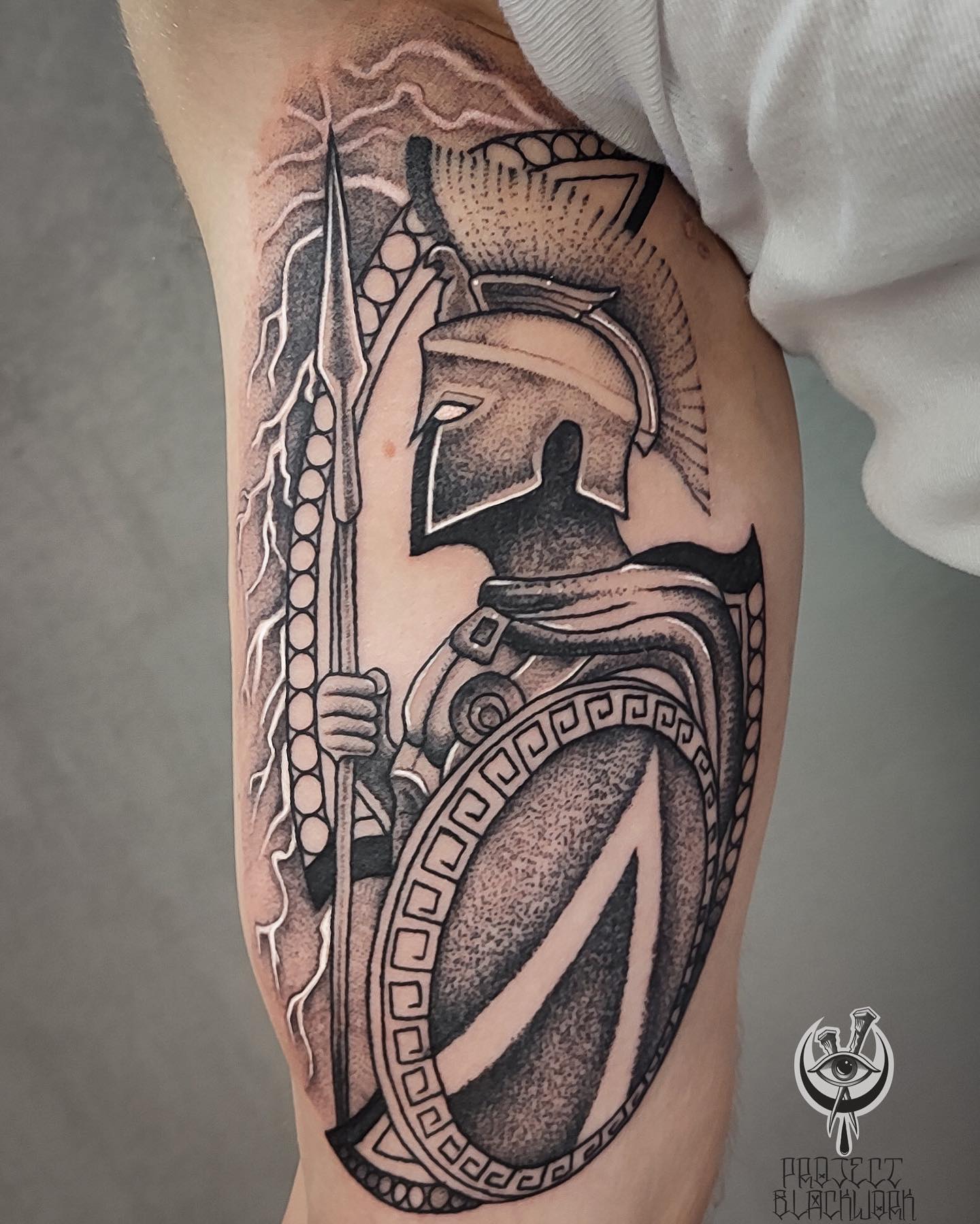 Tatuaż: wojownik · hełm. Wykonał Dawid (Kraków). Otwórz zdjęcie w profilu.