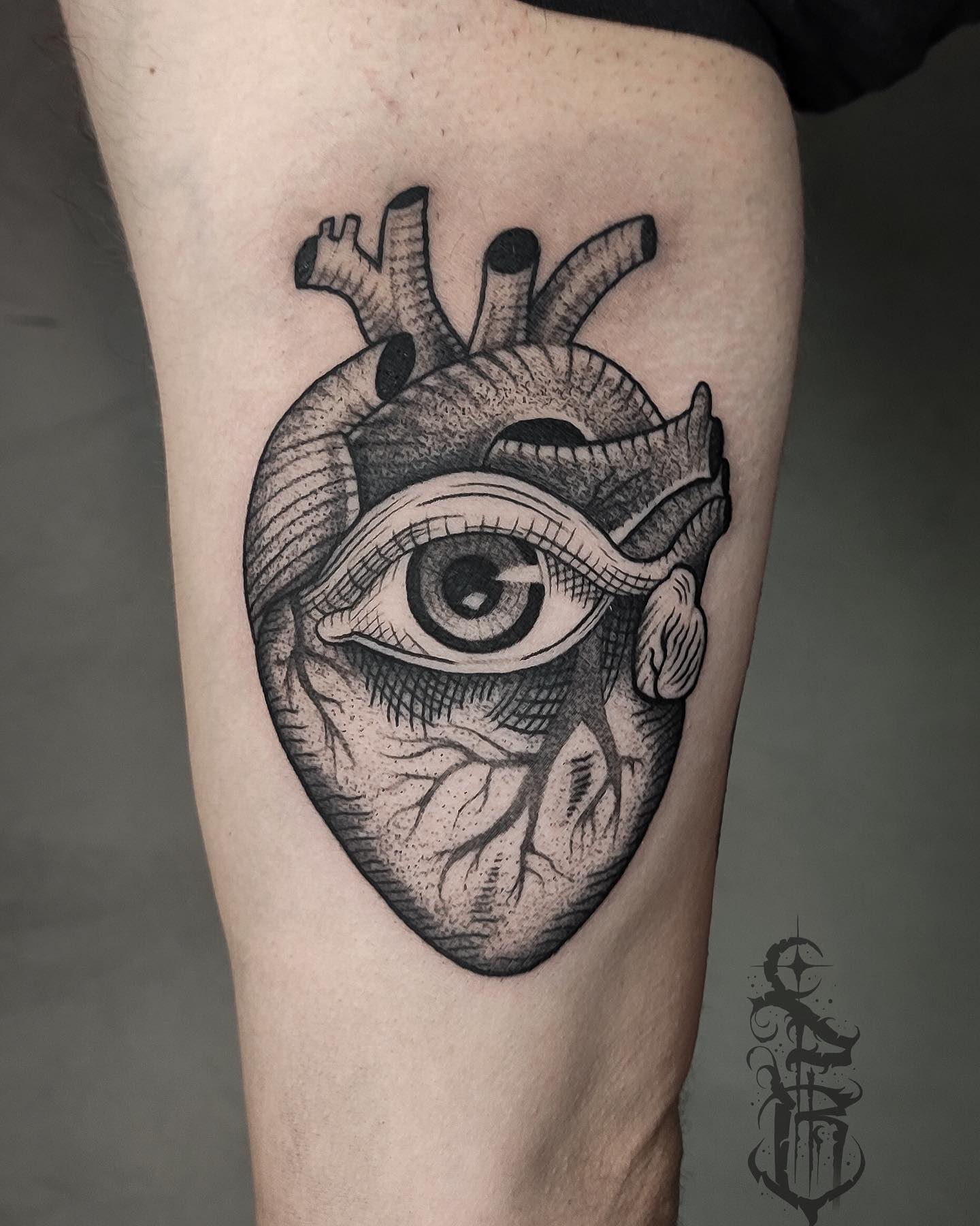 Tatuaż serca i oka na udzie — realistyczny, Dawid, Kraków