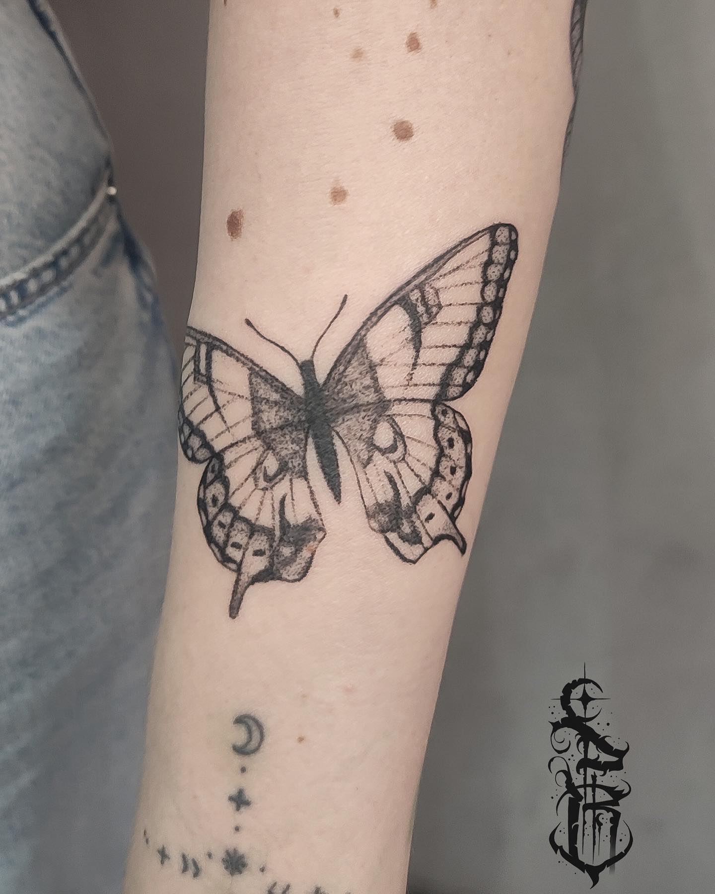 Tatuaż: motyl · owad. Wykonał Dawid (Kraków). Otwórz zdjęcie w profilu.