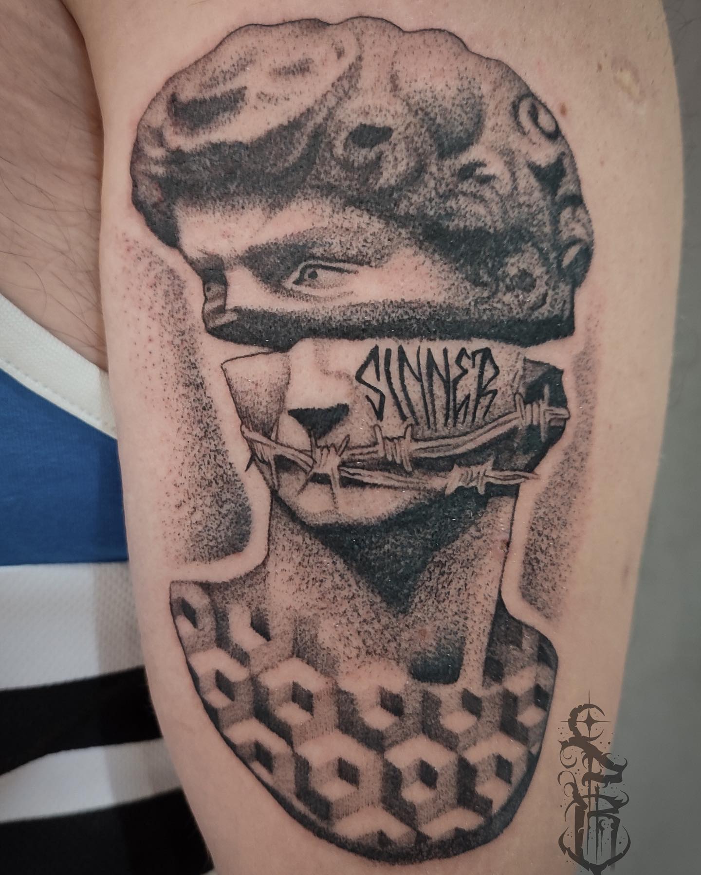 Tatuaż: rzeźba · człowiek. Wykonał Dawid (Kraków). Otwórz zdjęcie w profilu.