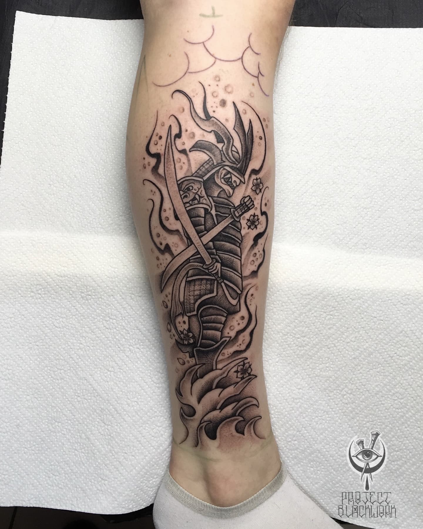 Tatuaż: samuraj · fala. Wykonał Dawid (Kraków). Otwórz zdjęcie w profilu.