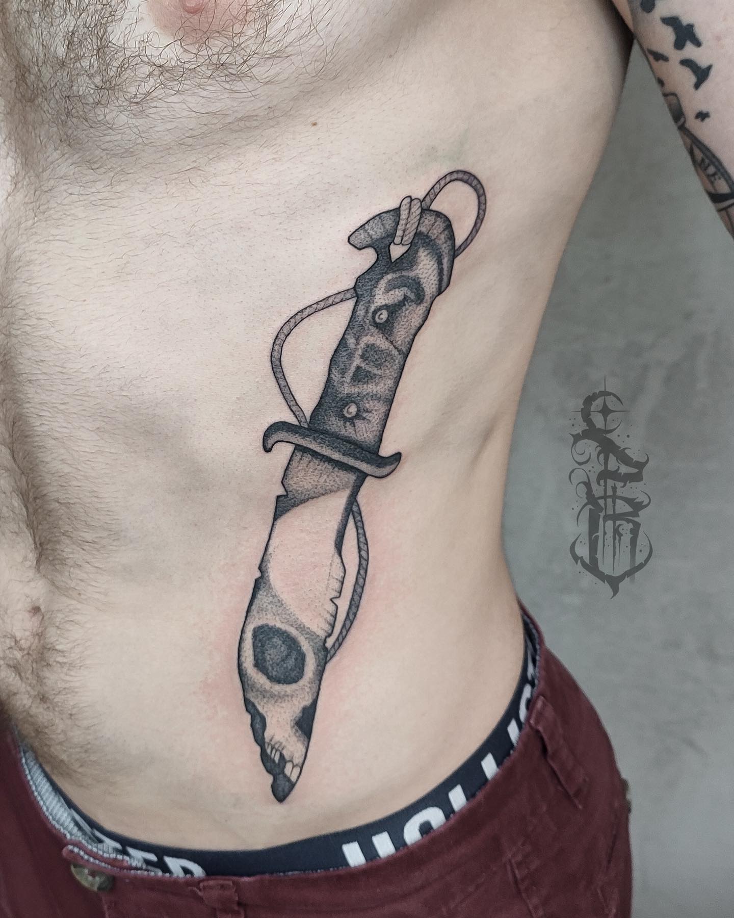 Tatuaż: sztylet · czaszka. Wykonał Dawid (Kraków). Otwórz zdjęcie w profilu.