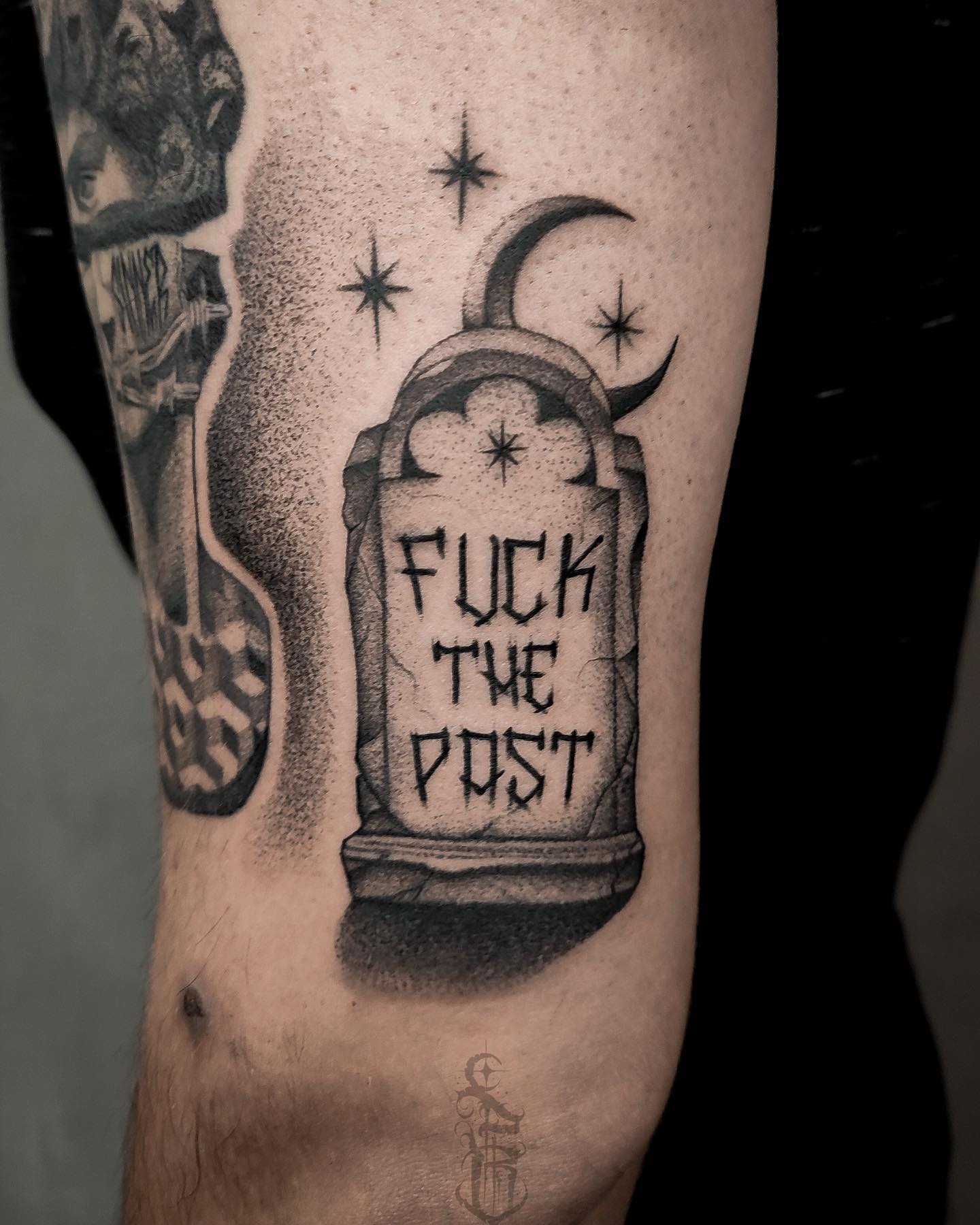 Tatuaż nagrobka z księżycem i gwiazdą na przedramieniu — Blackwork, Dawid, Kraków