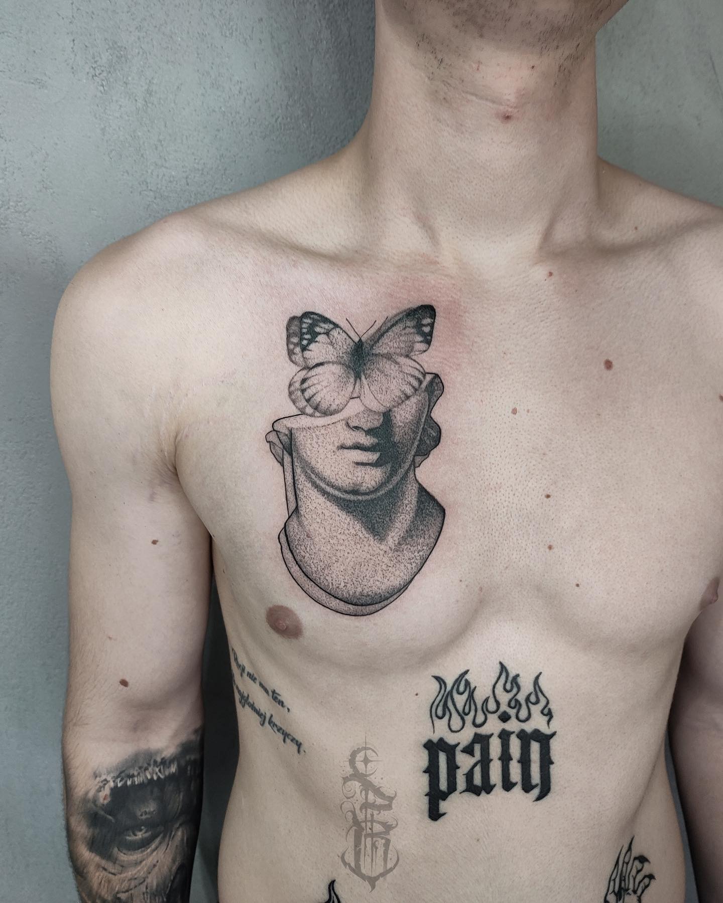 Tatuaż motyla na klatce piersiowej — realistyczny, Dawid, Kraków