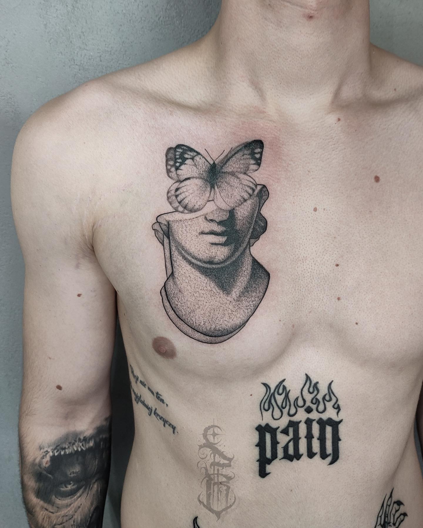 Tatuaż motyla na klatce piersiowej — realizm, Dawid, Kraków