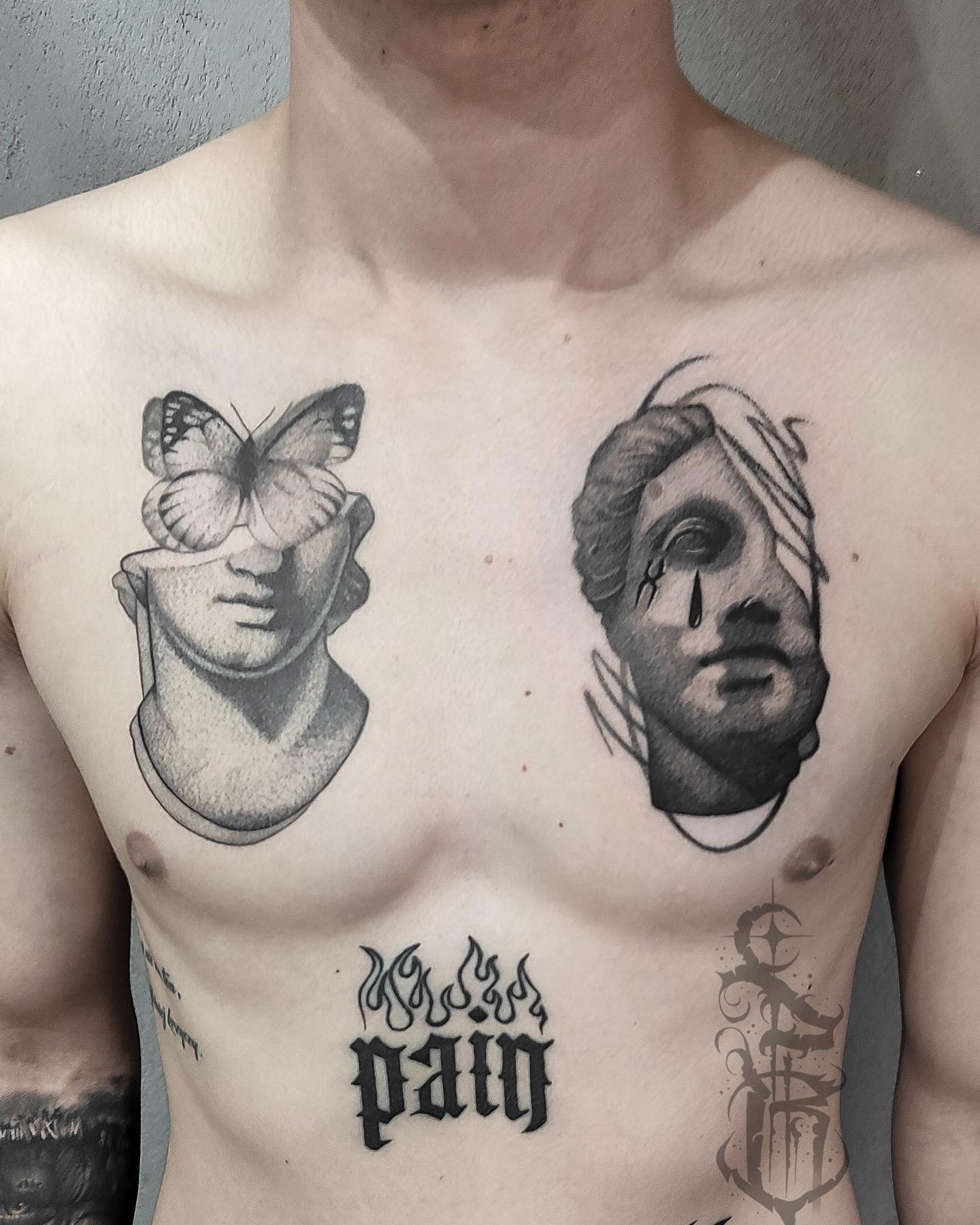 Tatuaż motyla i postaci ludzkiej na klatce — realizm, Dawid, Kraków
