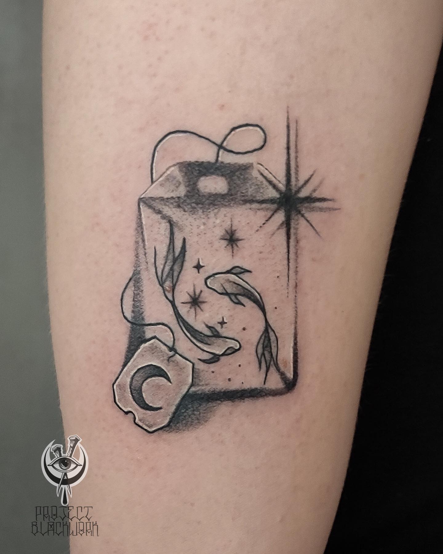 Tatuaż: opakowanie herbaty · gwiazda. Wykonał Dawid (Kraków). Otwórz zdjęcie w profilu.