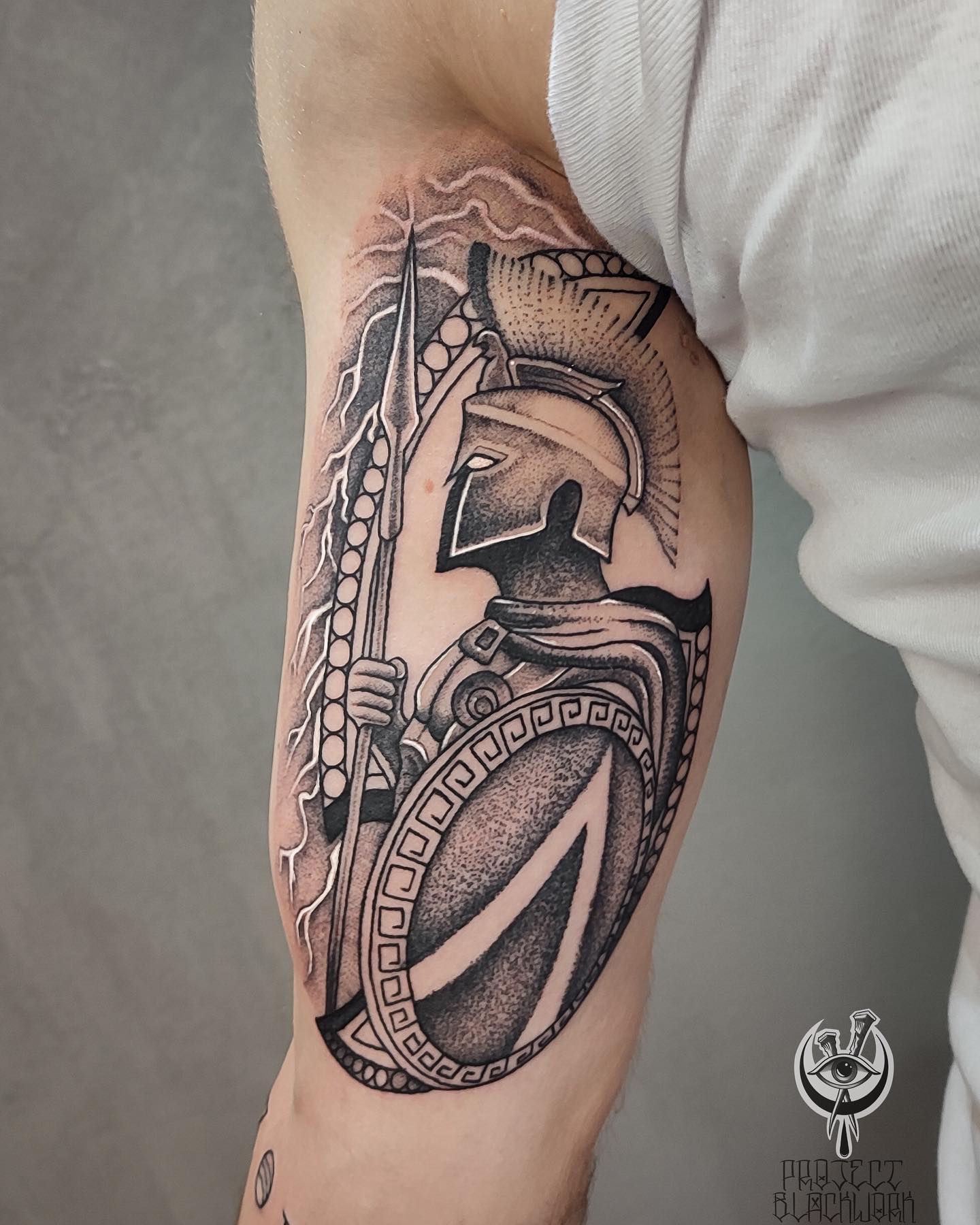 Tatuaż: wojownik · hełm. Wykonał Dawid (Kraków). Otwórz zdjęcie w profilu.