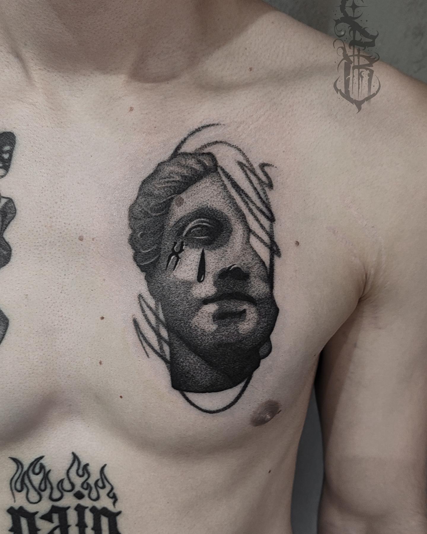 Tatuaż postaci ludzkiej z łzą na klatce — styl realistyczny, Dawid, Kraków