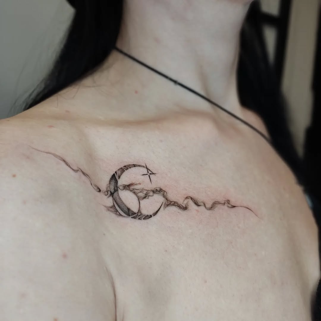 Tatuaż księżyca i gwiazd na ramieniu — Fine Line, Tatuaże KRAKÓW, Polska
