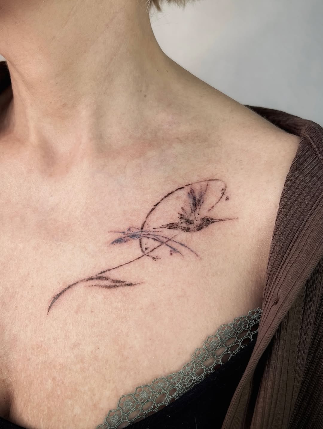 Tatuaż: motyl · roślina. Wykonał Olena (Kraków). Otwórz zdjęcie w profilu.